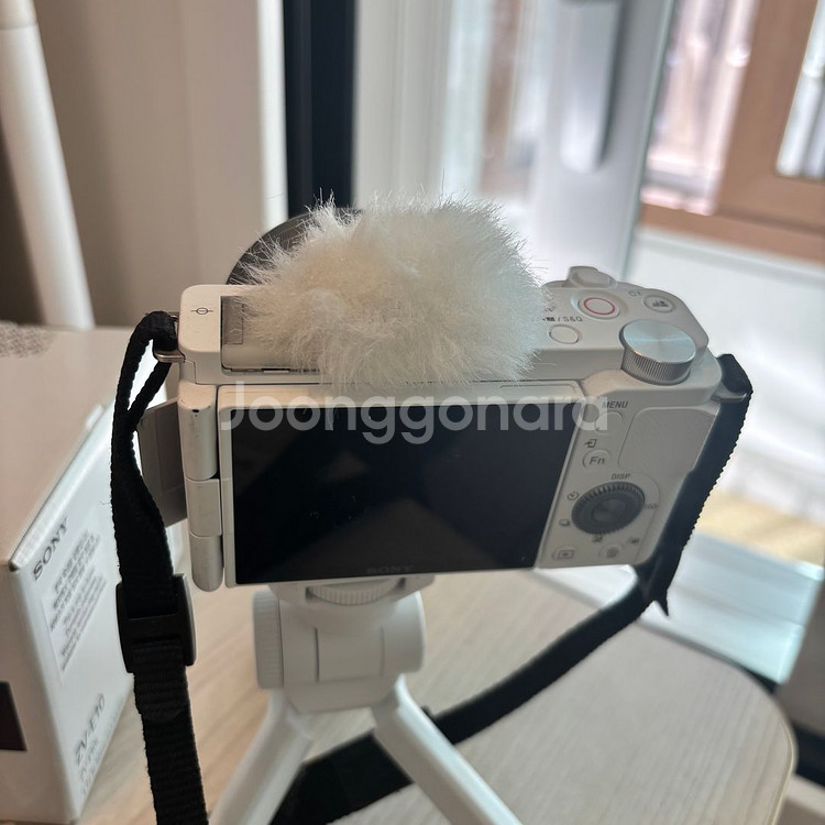 Sony ZV-E10 화이트 + 무선그립 GP-VPT2BT + 256GB 메모리 / 렌즈 미세 찌그러짐--1