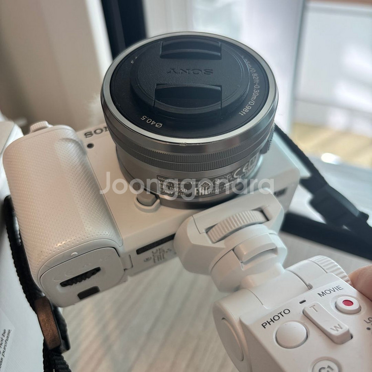 Sony ZV-E10 화이트 + 무선그립 GP-VPT2BT + 256GB 메모리 / 렌즈 미세 찌그러짐--2