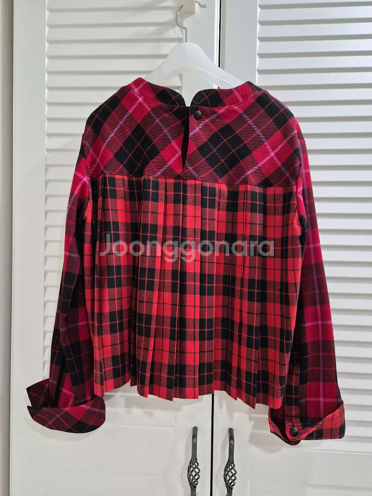 럭키슈에뜨 체크블라우스 팝니다.--1