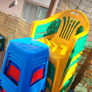 플라스틱 의자(빨강, 파랑색 의자)