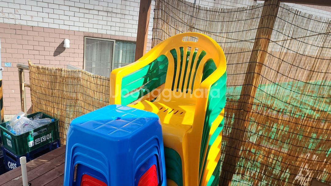 플라스틱 의자(빨강, 파랑색 의자)--1