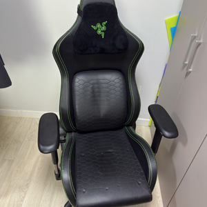 레이저 이스커 v2 게이밍 체어