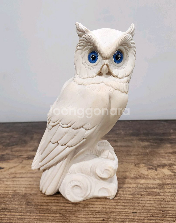 부엉이 조각품.--0