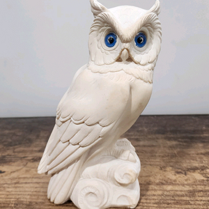 부엉이 조각품.