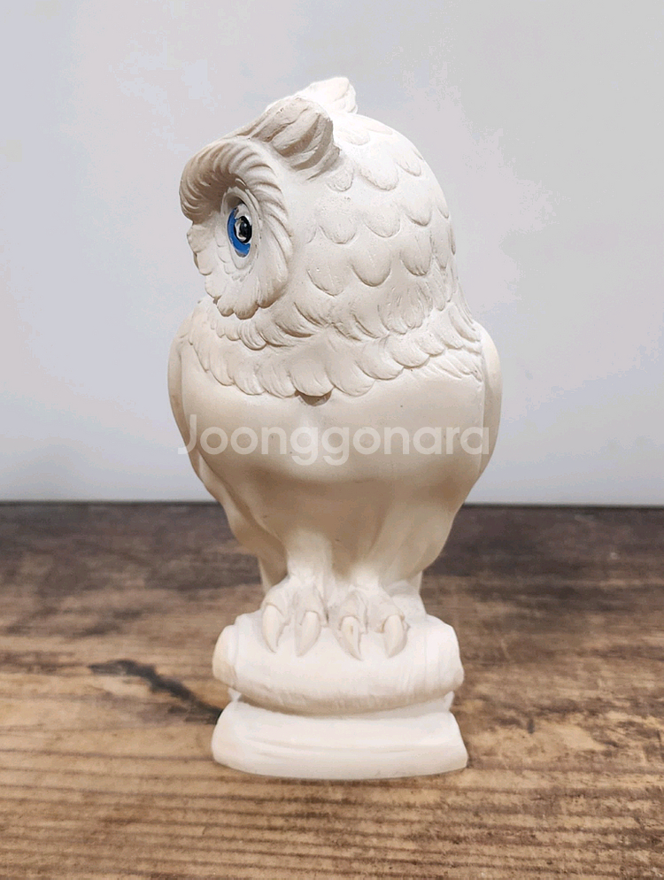 부엉이 조각품.--1