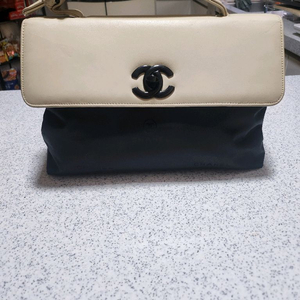 샤넬 캐비어 레더 핸드백