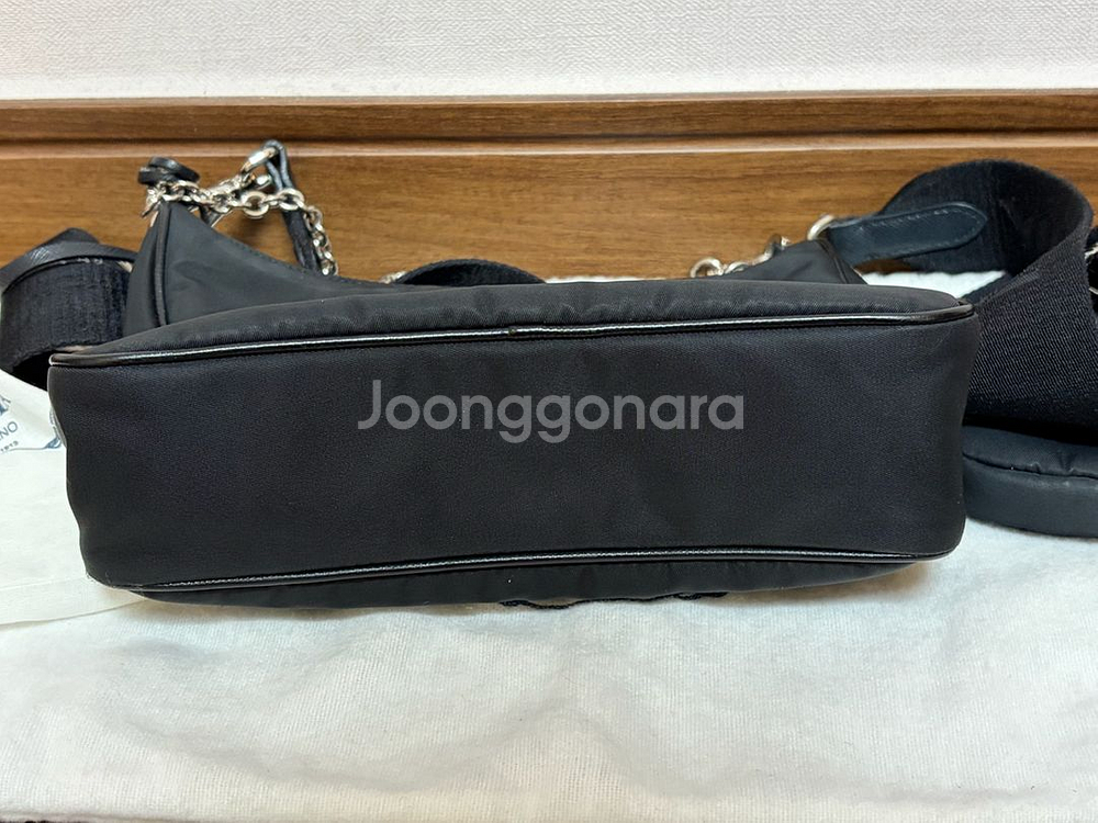 프라다 리에디션 2005 테수토 리나일론 숄더 호보백--2