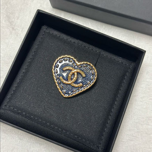 샤넬 블루진 데님 CC로고 하트 브로치