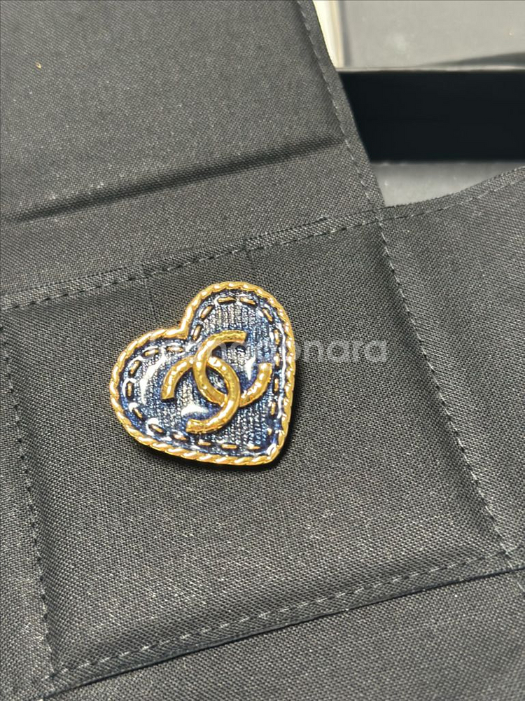 샤넬 블루진 데님 CC로고 하트 브로치--3