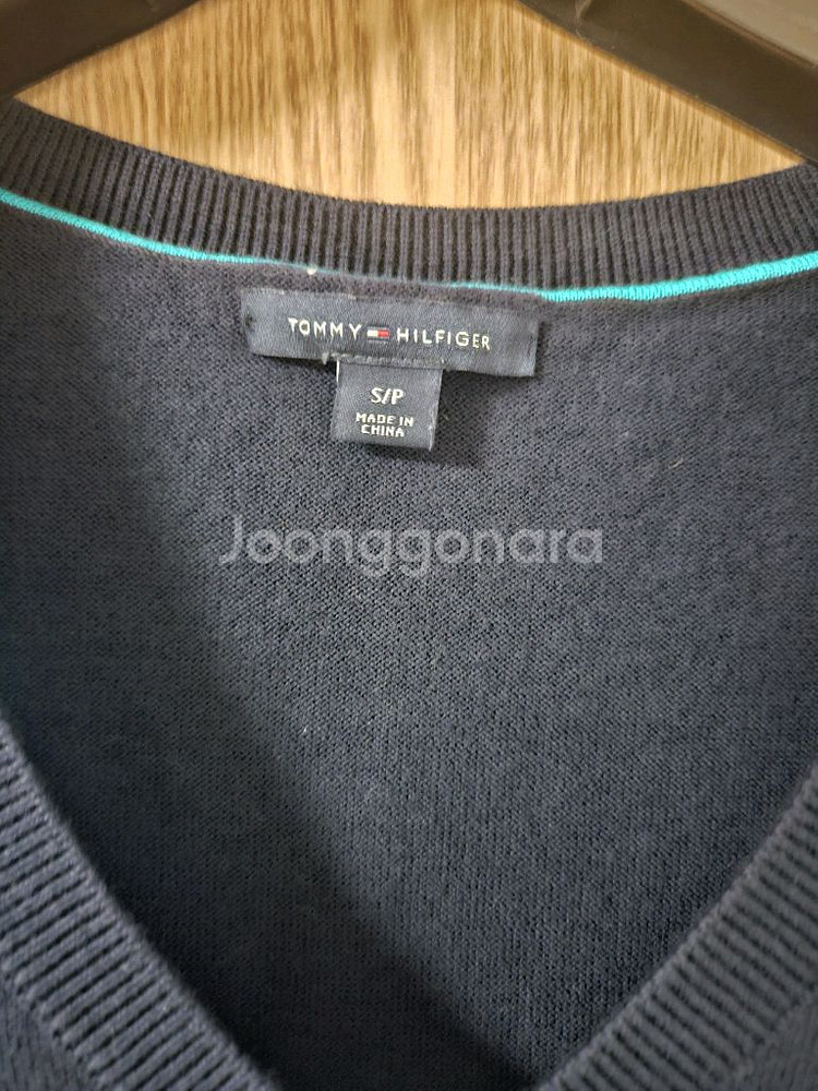 타미힐피거 여성 아이비 아가일 브이넥 니트 스웨터--1