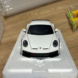 1:18 다이캐스트 미니챔프 포르쉐 다카르