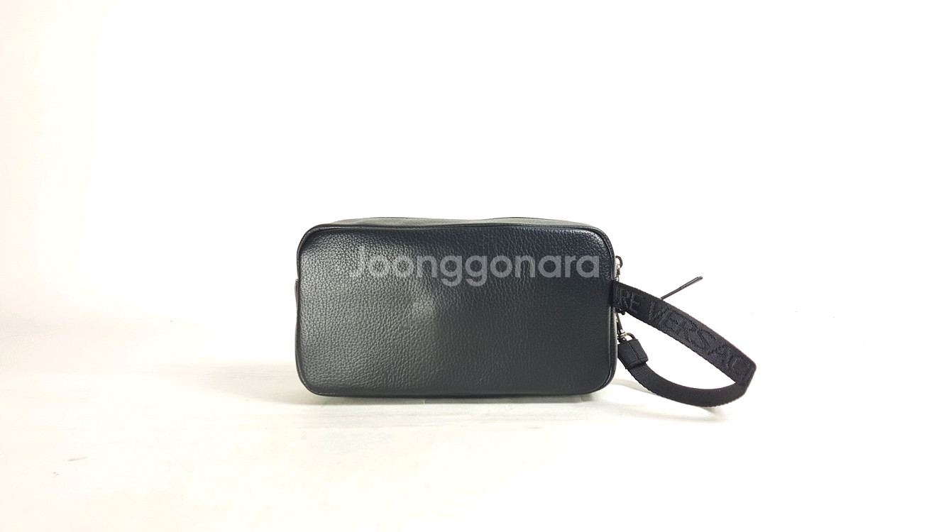 베르사체진스 실버 메탈릭 로고 검정 가죽 남성 손가방--2