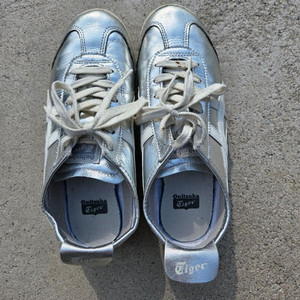오니츠카 타이거 실버 스니커즈 245