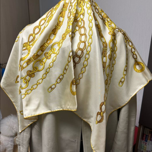 셀린느 정픔 실크 스카프