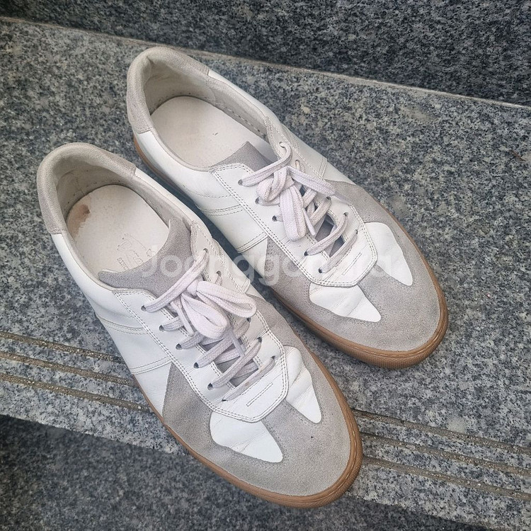 바나나핏 스니커즈 사이즈 260 팝니다--1