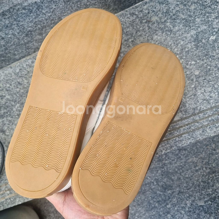 바나나핏 스니커즈 사이즈 260 팝니다--6