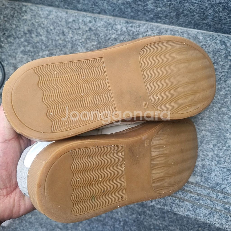 바나나핏 스니커즈 사이즈 260 팝니다--7