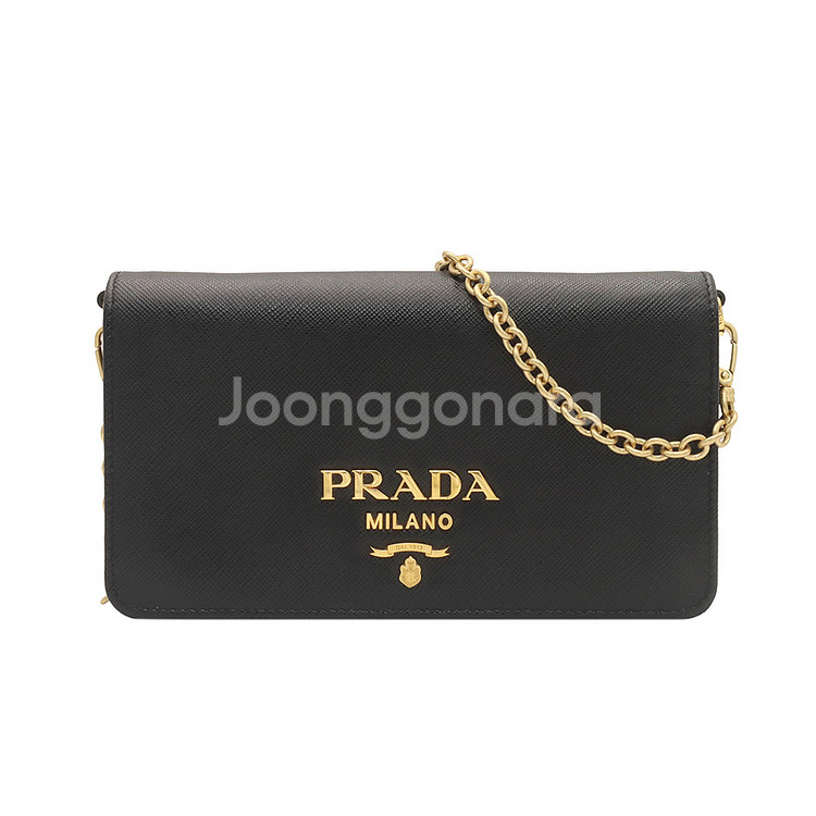 프라다 블랙 사피아노 럭스 금장 레터링 로고 체인 WOC 클러치 크로스백 (내장칩) / 1BP023--0