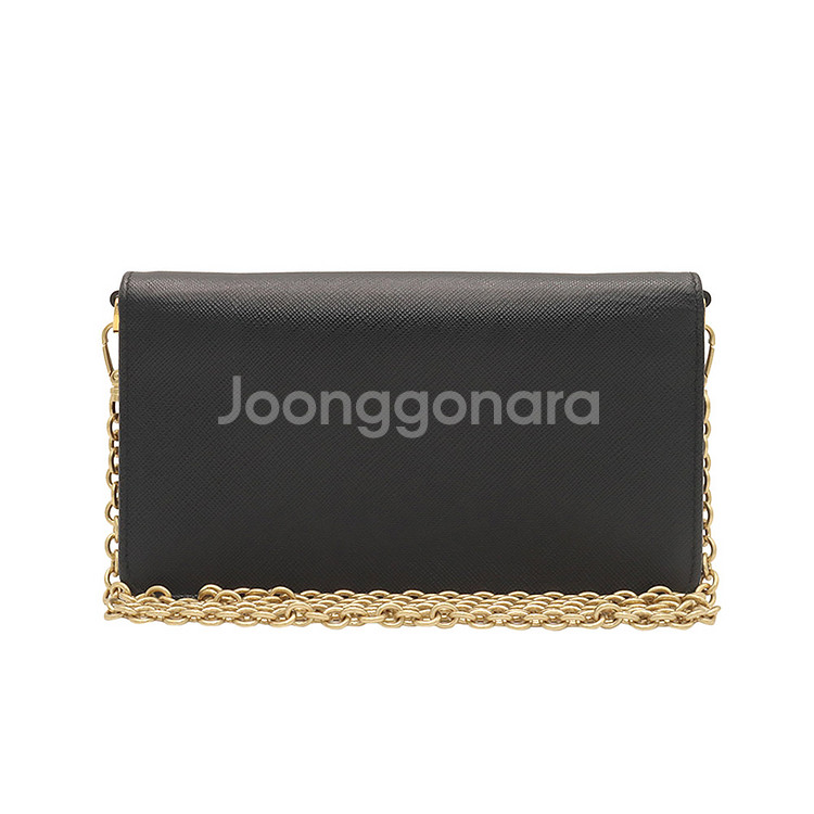 프라다 블랙 사피아노 럭스 금장 레터링 로고 체인 WOC 클러치 크로스백 (내장칩) / 1BP023--2