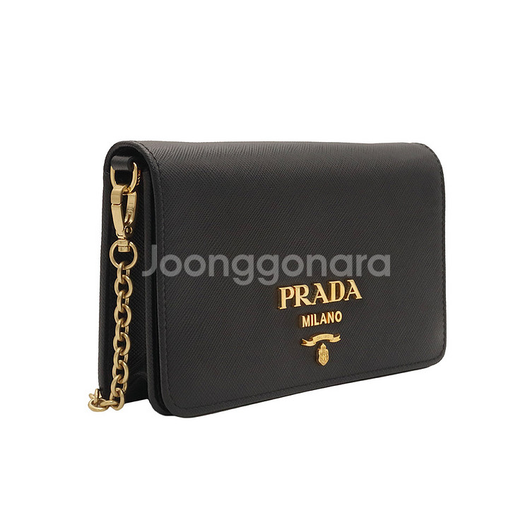 프라다 블랙 사피아노 럭스 금장 레터링 로고 체인 WOC 클러치 크로스백 (내장칩) / 1BP023--5