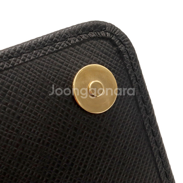 프라다 블랙 사피아노 럭스 금장 레터링 로고 체인 WOC 클러치 크로스백 (내장칩) / 1BP023--7