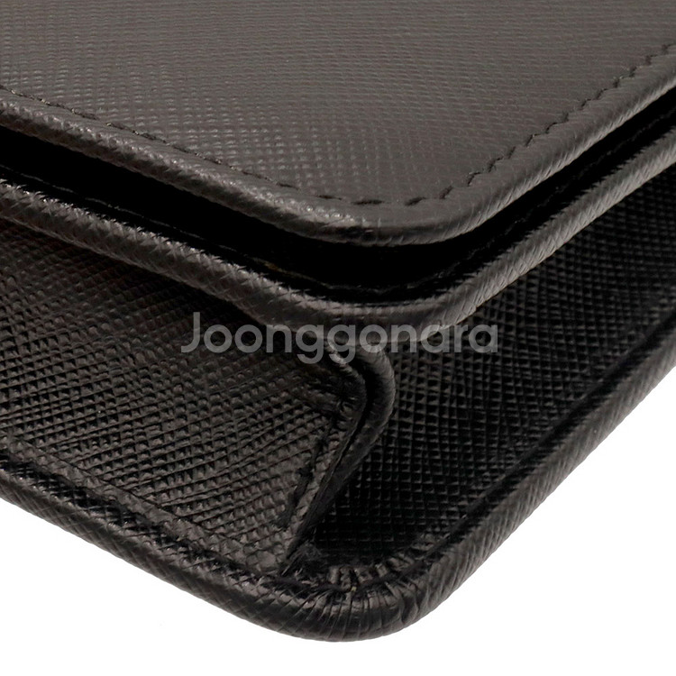 프라다 블랙 사피아노 럭스 금장 레터링 로고 체인 WOC 클러치 크로스백 (내장칩) / 1BP023--8