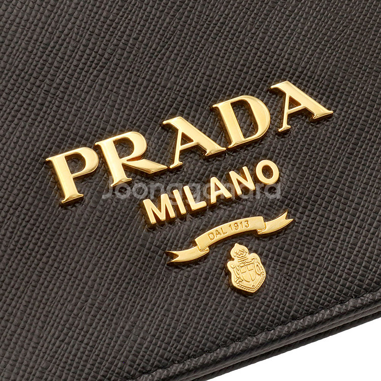 프라다 블랙 사피아노 럭스 금장 레터링 로고 체인 WOC 클러치 크로스백 (내장칩) / 1BP023--9