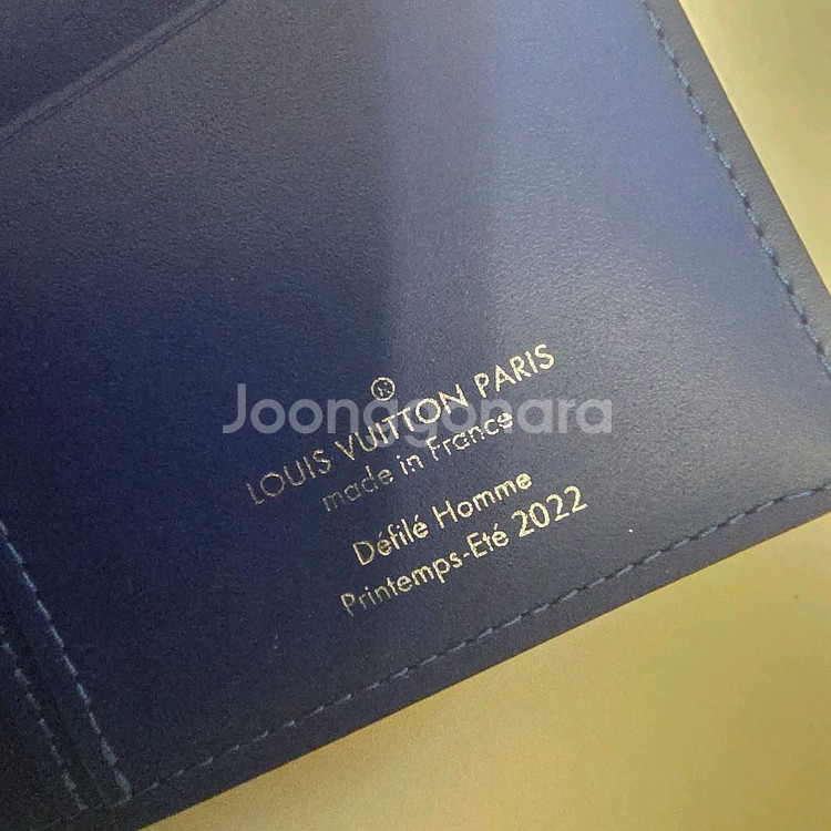 루이비통시즌 한정판 장지갑--3