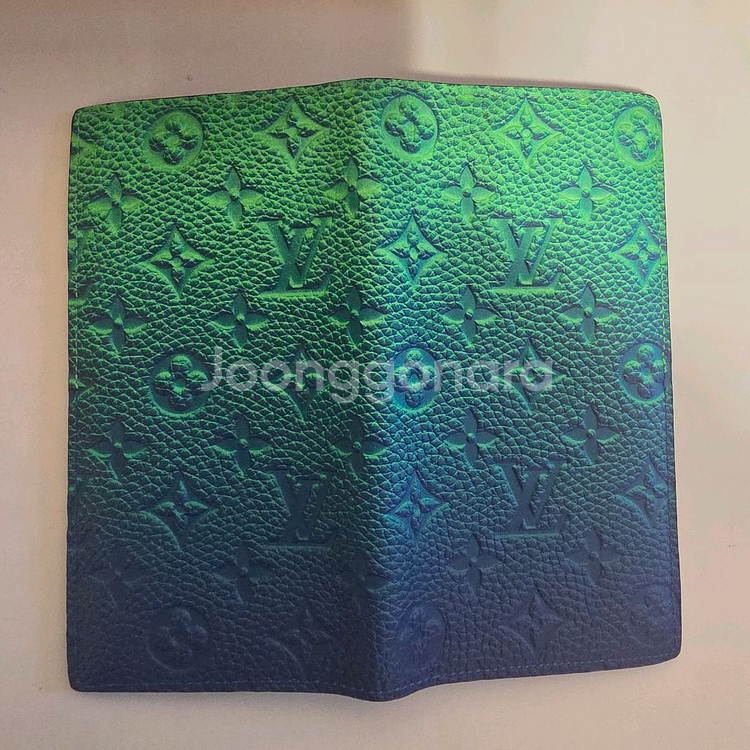 루이비통시즌 한정판 장지갑--1
