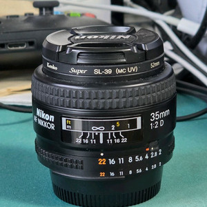 니콘 35mm f/2D 렌즈