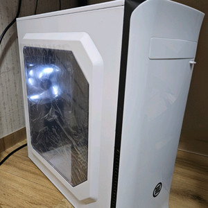 화이트 데스크탑 본체 / i5-13400F / SSD 1TB / 디자이너 사용 / 로지텍 키보드+CD롬 포함