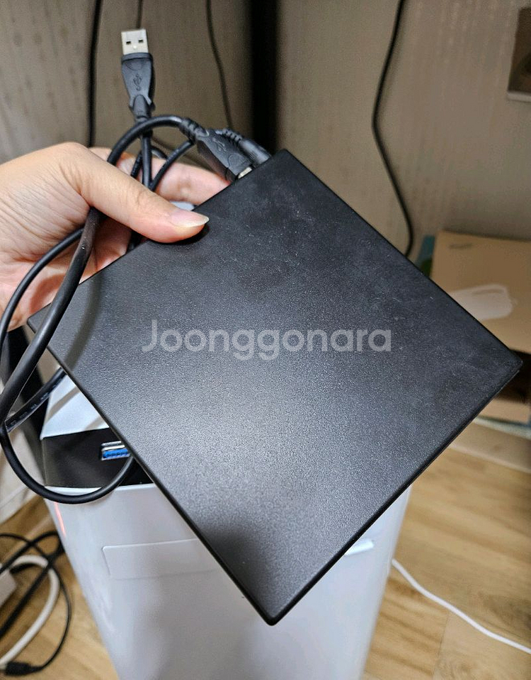 화이트 데스크탑 본체 / i5-13400F / SSD 1TB / 디자이너 사용 / 로지텍 키보드+CD롬 포함--4