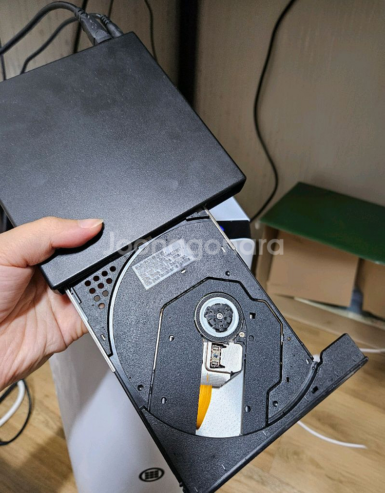 화이트 데스크탑 본체 / i5-13400F / SSD 1TB / 디자이너 사용 / 로지텍 키보드+CD롬 포함--5