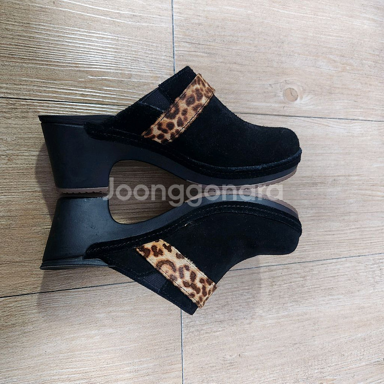 미사용 스웨이드 사라 크록스 W7--1