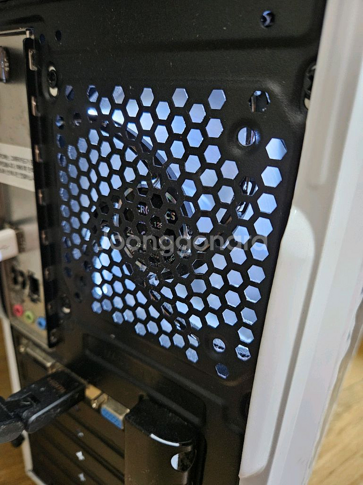 화이트 데스크탑 본체 / i5-13400F / SSD 1TB / 디자이너 사용 / 로지텍 키보드+CD롬 포함--7