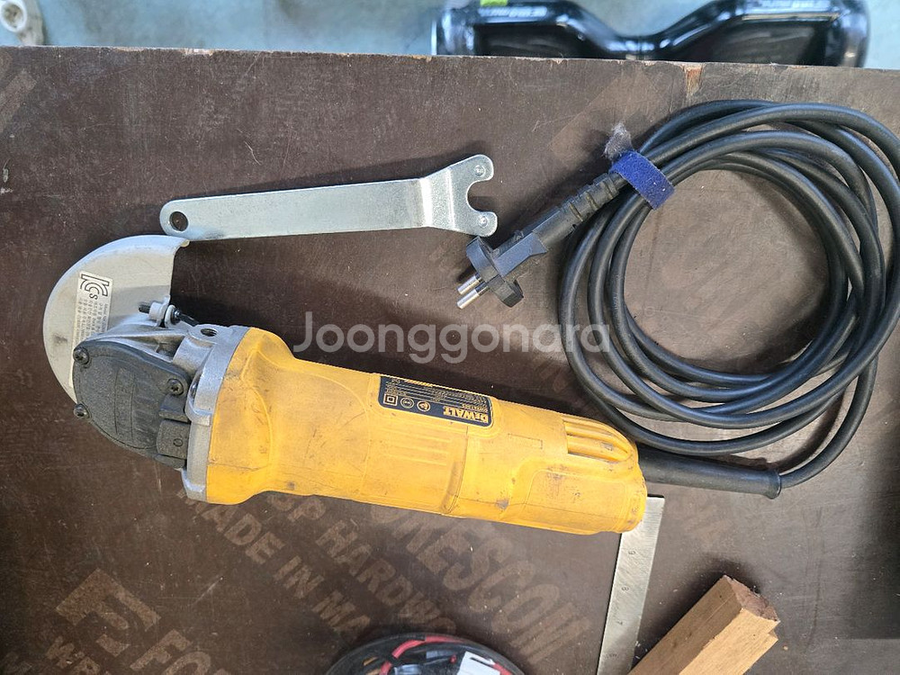 디월트 100mm 유선 그라인더 DWE8100S 슬라이드스위치--2