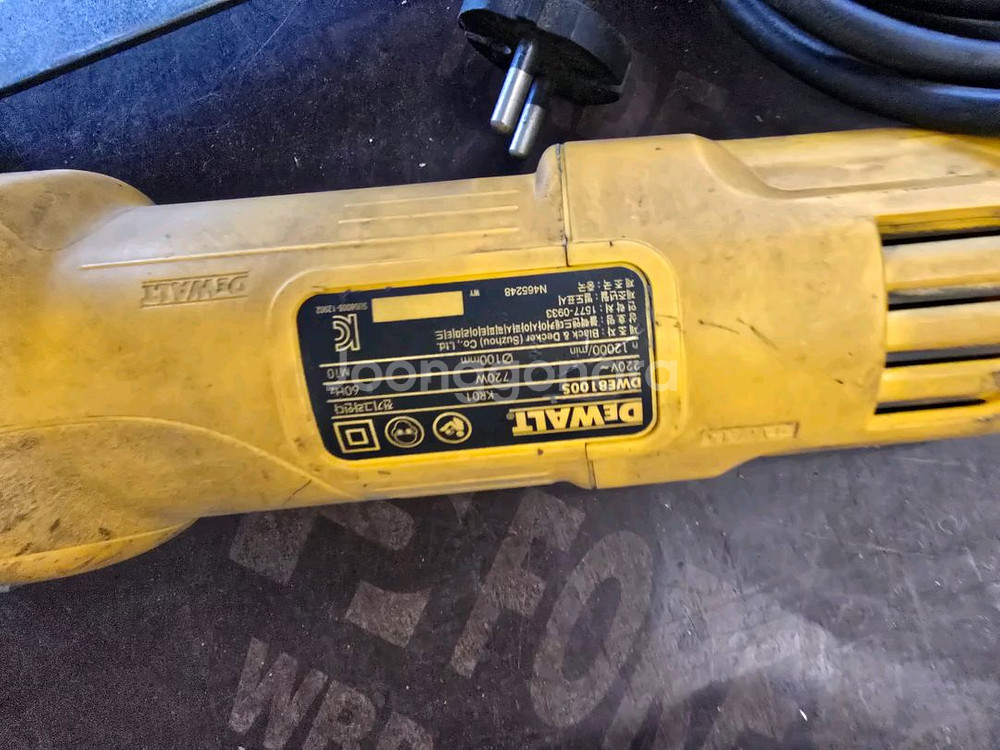 디월트 100mm 유선 그라인더 DWE8100S 슬라이드스위치--1