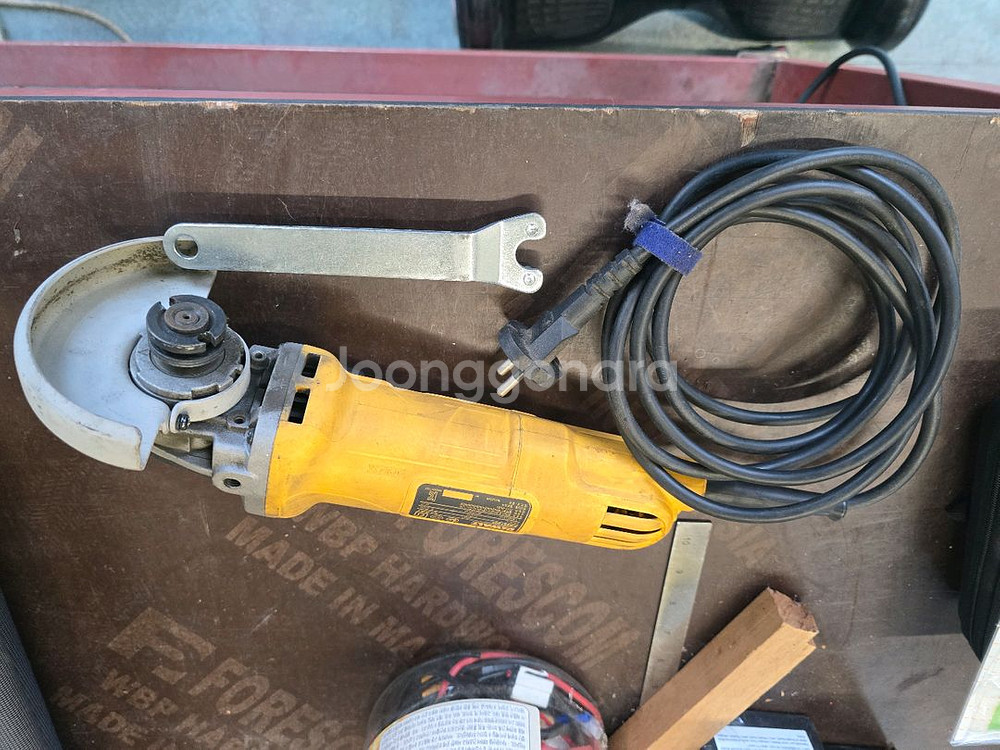 디월트 100mm 유선 그라인더 DWE8100S 슬라이드스위치--0