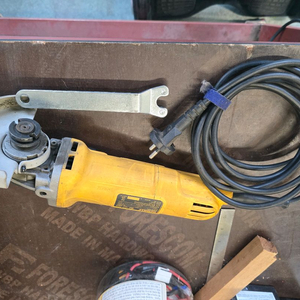 디월트 100mm 유선 그라인더 DWE8100S 슬라이드스위치