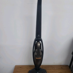 일렉트로룩스 무선청소기 WQ81-3OMBF(거의A급,세척및청소완,삼성배터리 교체>1시간30분연속작동.UV베드노즐)