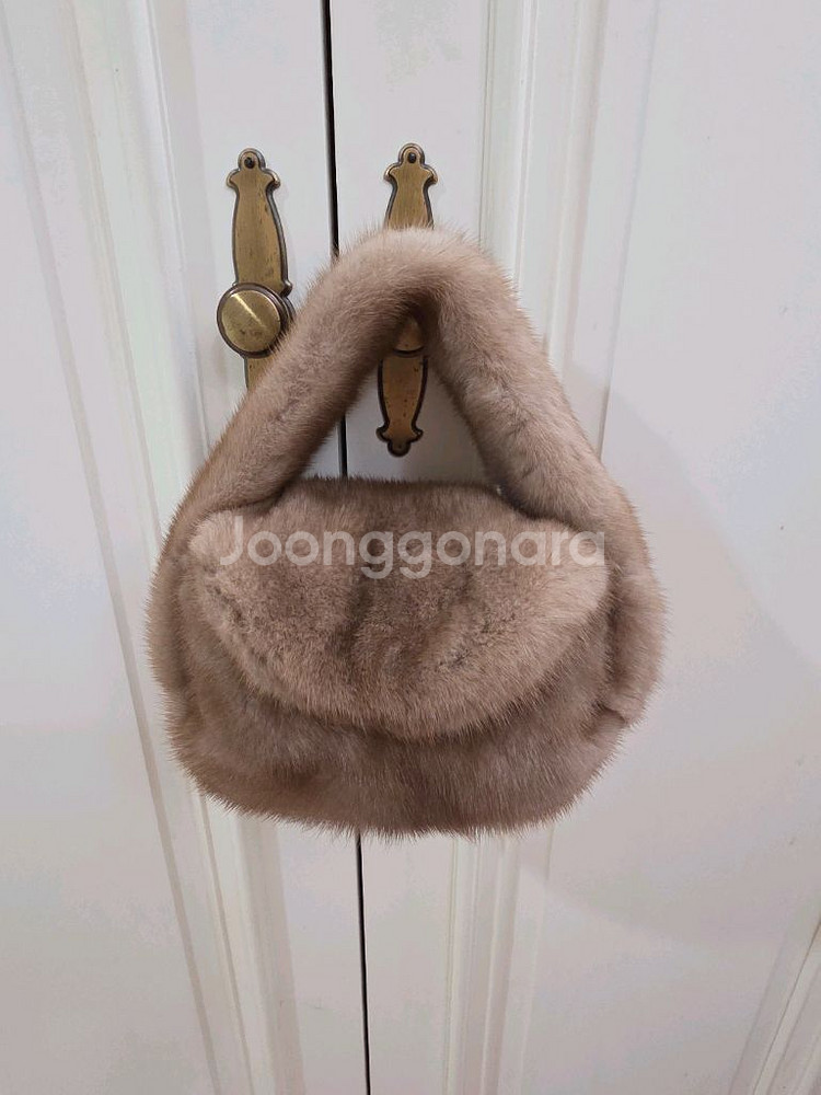 더캐시미어 밍크퍼 플랩 미니백 슈가브라운색상 판매합니다.(실사확인요)--5