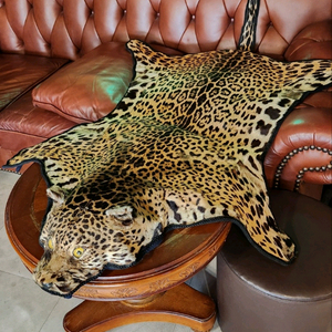 표범털가죽 장식 팝니다.