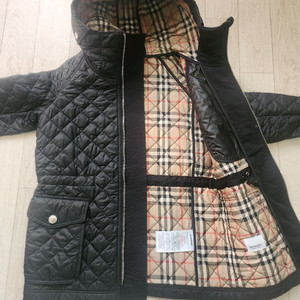 정품.뉴라벨.8y 버버리키즈 다이아몬드퀼팅자켓