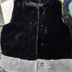 [새상품]배색 검정 털/퍼 조끼