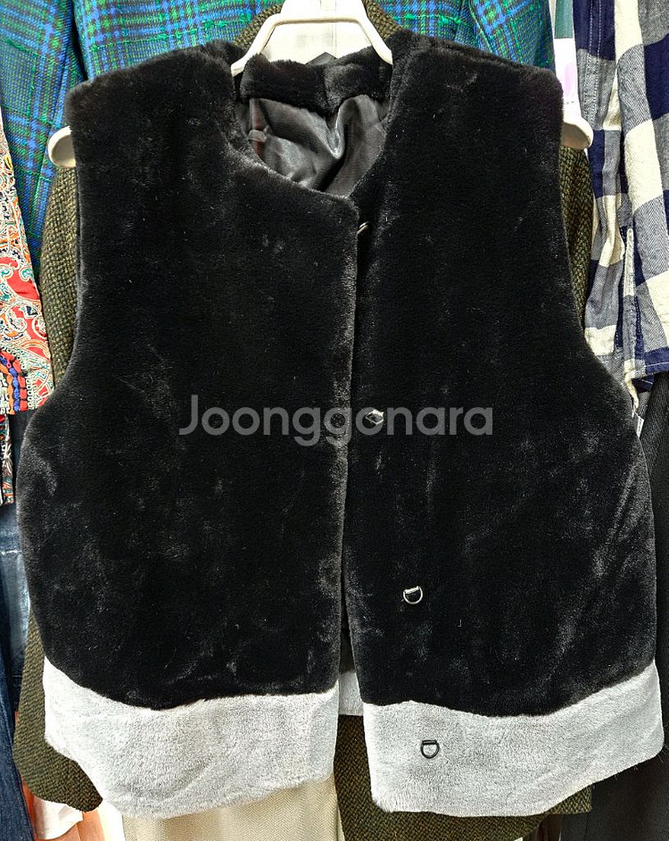 [새상품]배색 검정 털/퍼 조끼--1