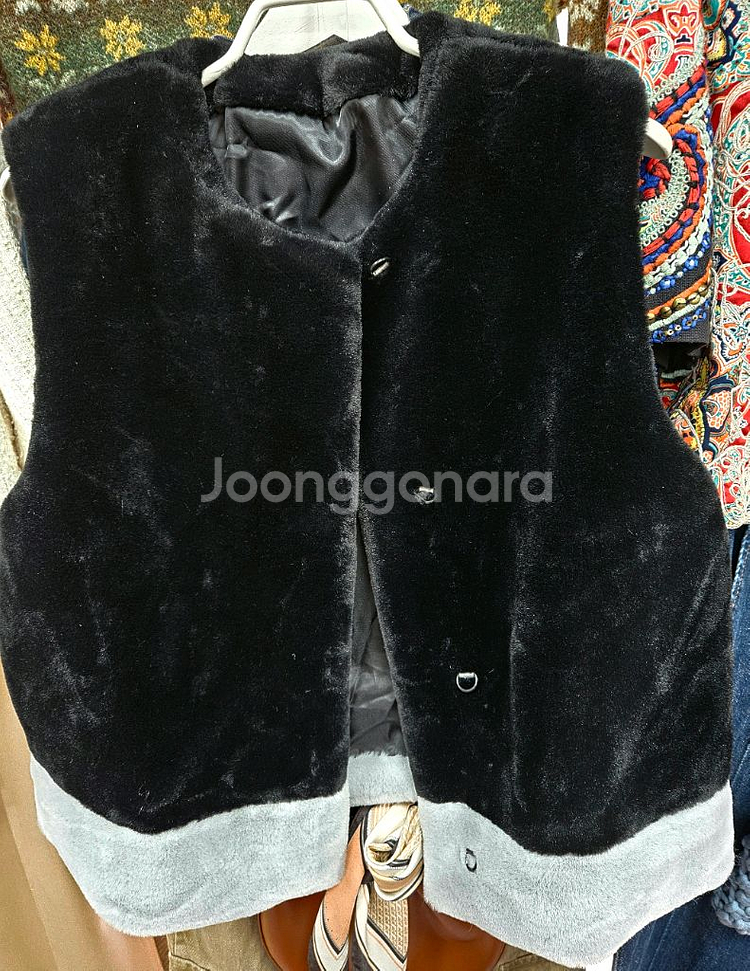 [새상품]배색 검정 털/퍼 조끼--2