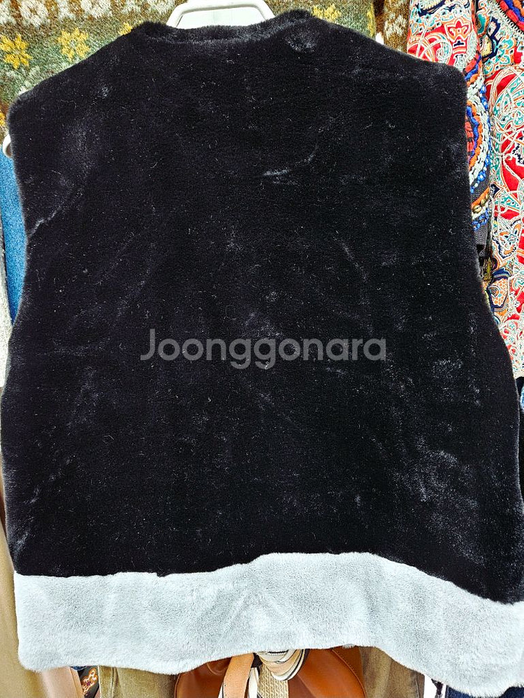[새상품]배색 검정 털/퍼 조끼--3