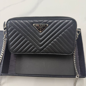 프라다 다이어그램 크로스백(정품)