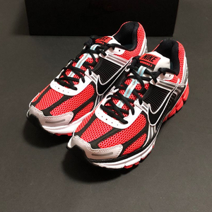 나이키 줌 보메로 5 SE 브라이트 크림슨