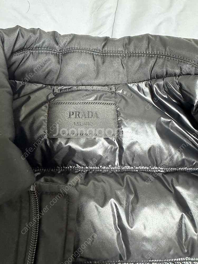 프라다 리나일론 크롭 패딩 재킷 s사이즈 팝니다.--5
